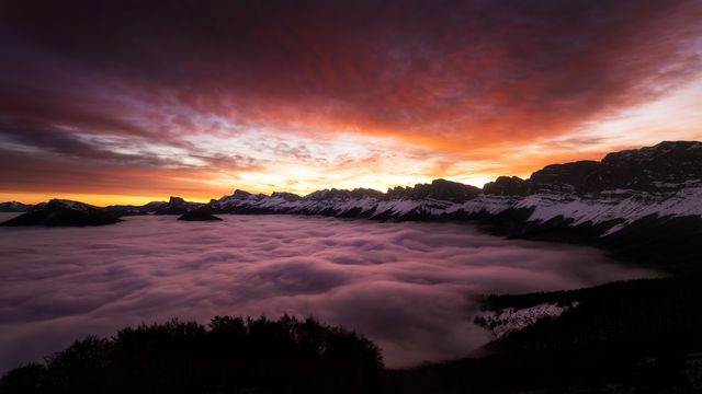 Le ciel s'est enflammé au coucher ...